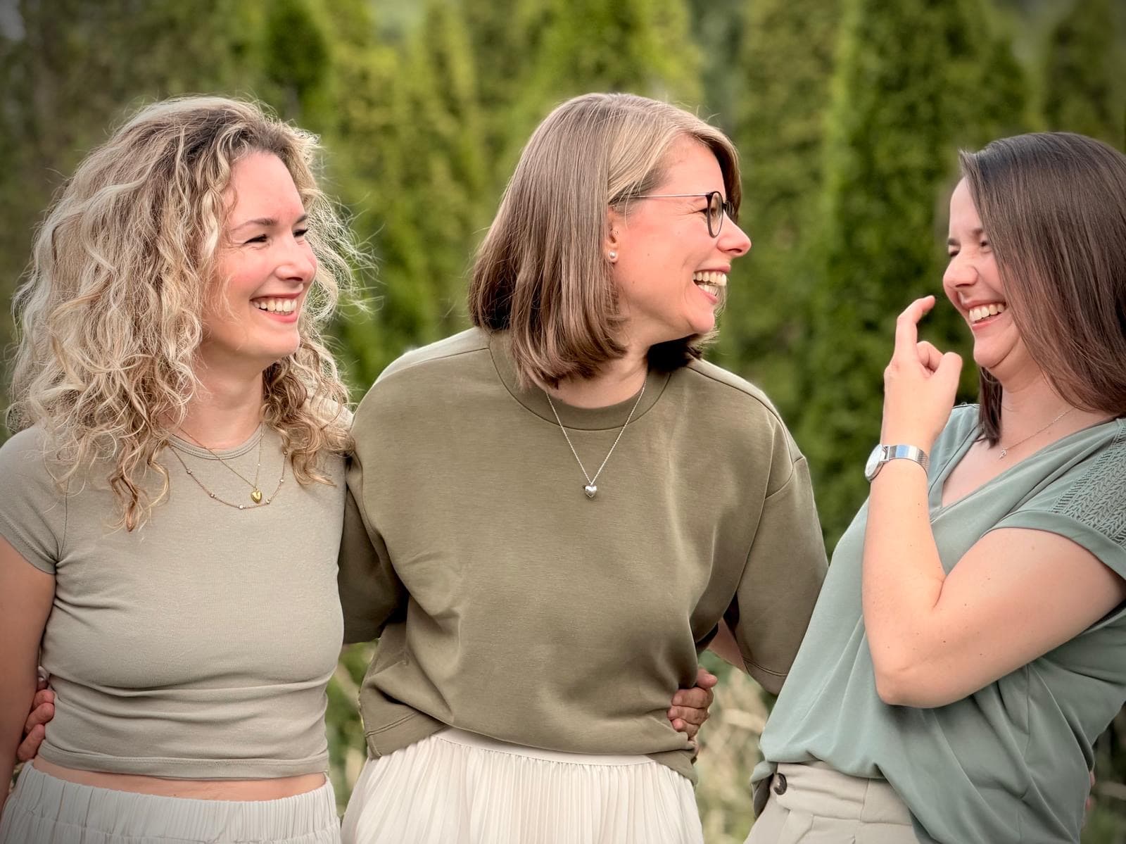 Die drei Sängerinnen lachen gemeinsam